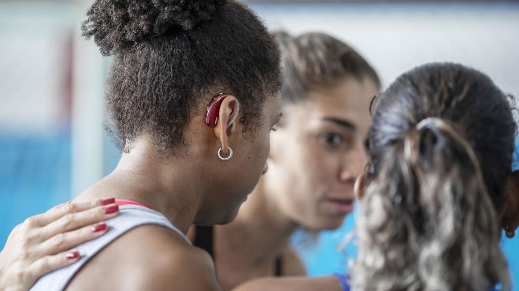Nat{alia Martins and her team mates