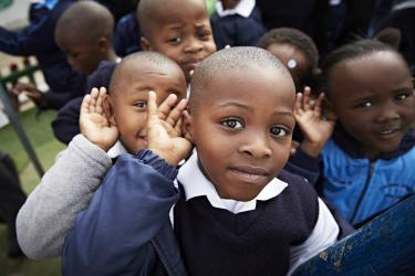 Kinder in Südafrika in der Hear the World Pose, mit der Hand hinter dem Ohr