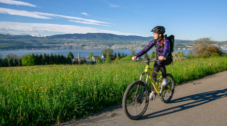 Die Fahrt zu Sonova führt entlang des Zürichsees.