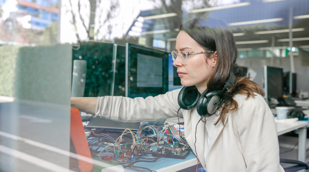 Als Embedded Software Engineer kümmert sich Anne um die „firmware“.
