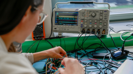 Prüfung, wie Daten von einem Sensor ins Hörgerät übertragen werden mittels Oszilloskop