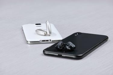 Phonak_Virto_Marvel_Black_and_Naida_Marvel_connectivity_smartphones_200224_HR.jpg