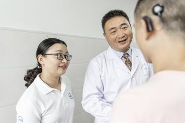 Dr. Jianxin Qiu examining patient