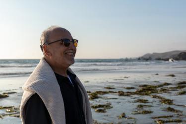 AB_Photo_NaidaCI_AdultOnTheBeach_Phonak_AB_VirtualMediaDay_12152020.jpg