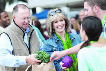 Phonak_Pic_use_case_ActiveVent_man_woman_at_market_HR_0.jpg