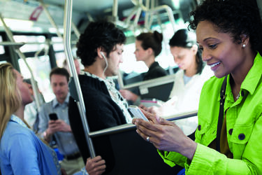 Phonak_Pic_use_case_ActiveVent_woman_bus_smartphone_streaming_HR_0.jpg