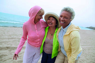 Phonak_Pic_use_case_CROS_P_female_friends_beach_HR_0.jpg