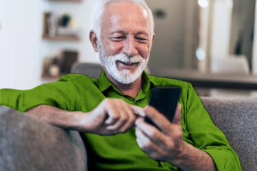 Phonak__use_case_activevent_man_on_cell_phone_HR_0.jpg