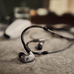 Sennheiser_IE_600_Mood_Shot_1x1_P1120993_web.jpg