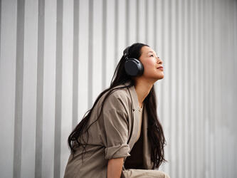 MOMENTUM_4_Wireless_Female_Lifestyle_Image_Outdoor_Black.jpg