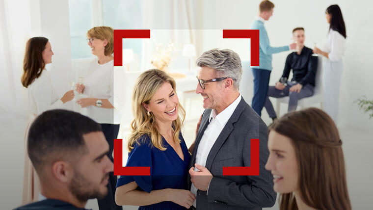 HANSATON FOKUS feature two people at a social gathering full of smiles.